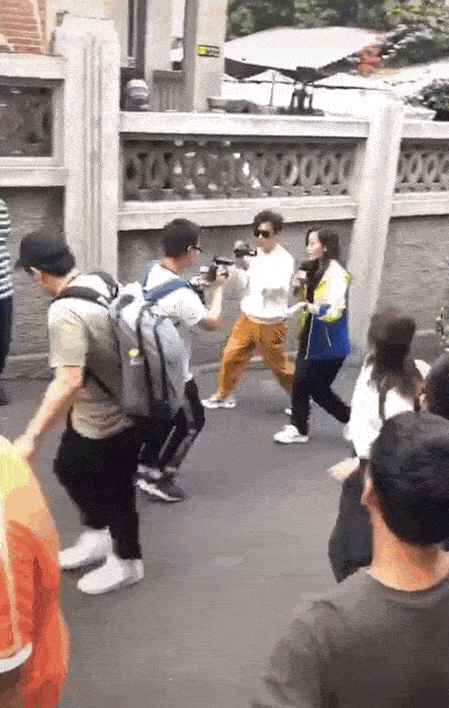 评论区炸了！王宝强现身活动人气爆棚，女主持竟撞脸马蓉