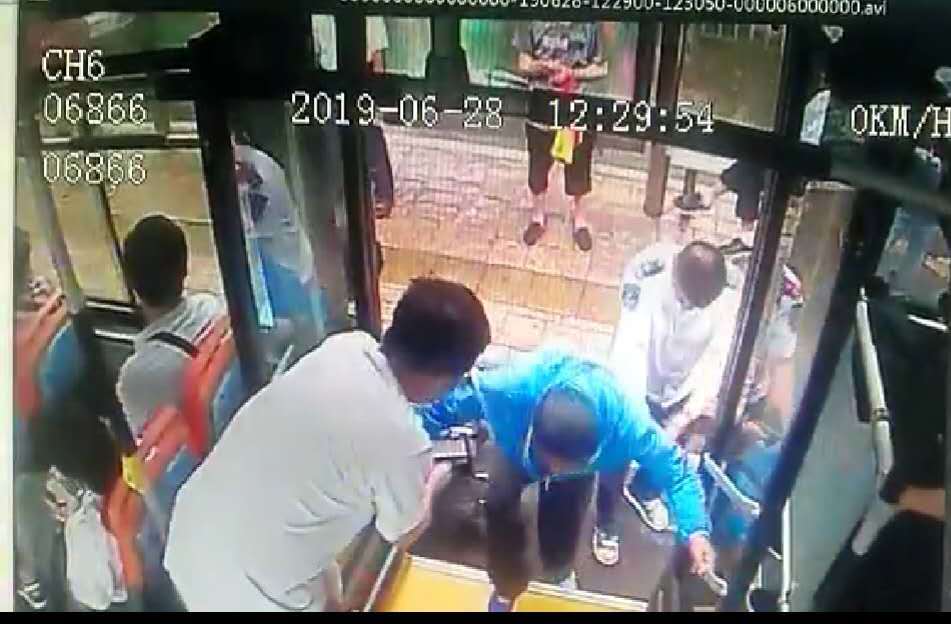 暖暖哒！雨天，众市民合力助轮椅老人乘坐公交车