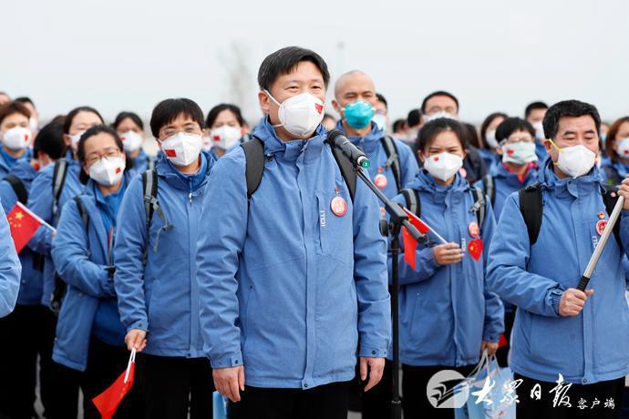 山东省援助湖北第五批返鲁人员凯旋 刘家义到机场迎接