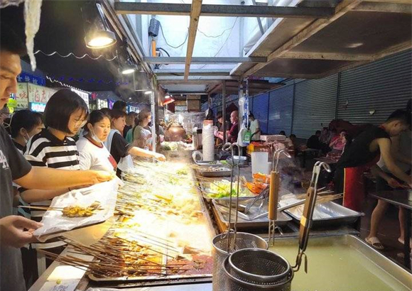 传统夜市规模缩减，济南夜市江湖再变，“新玩法”升级