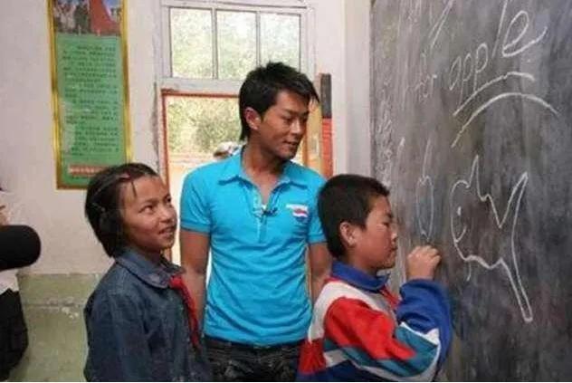 卓伟爆料古天乐捐学校内幕|【全民吃瓜】卓伟爆料古天乐捐学校内幕 “中国内地第一狗仔”言论遭全体网友抵制