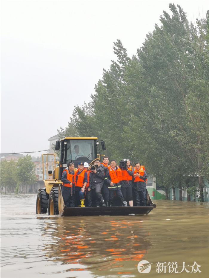 刘家义乘冲锋舟深入桓台县马桥镇一严重内涝厂区现场指挥抢险救灾