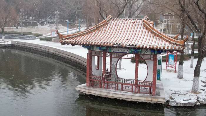 小年迎初雪！雪中红石别样美