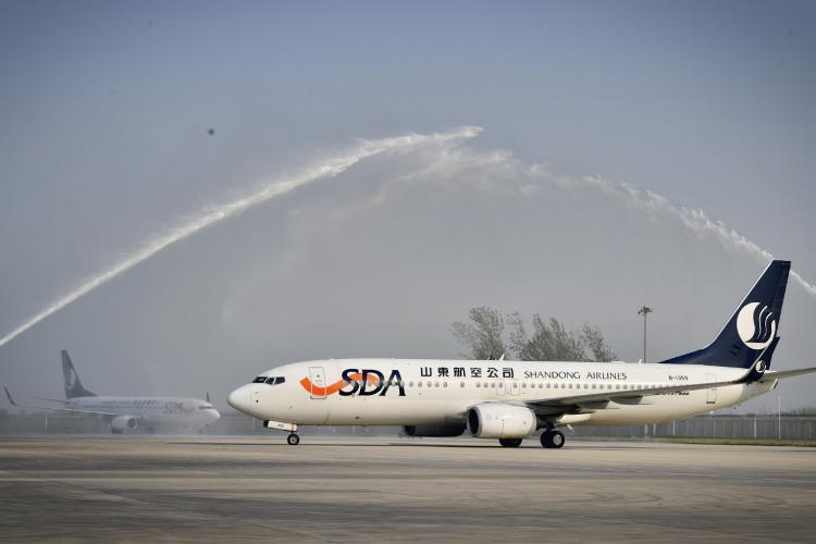 “欢迎回家！”山东最后一批援助湖北医疗队乘包机安全抵达济南