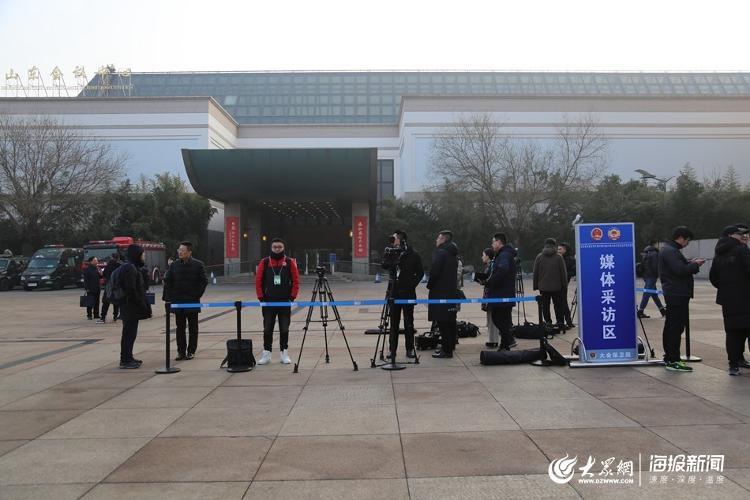 山东省十三届人大三次会议开幕 5G+VR省政府工作报告