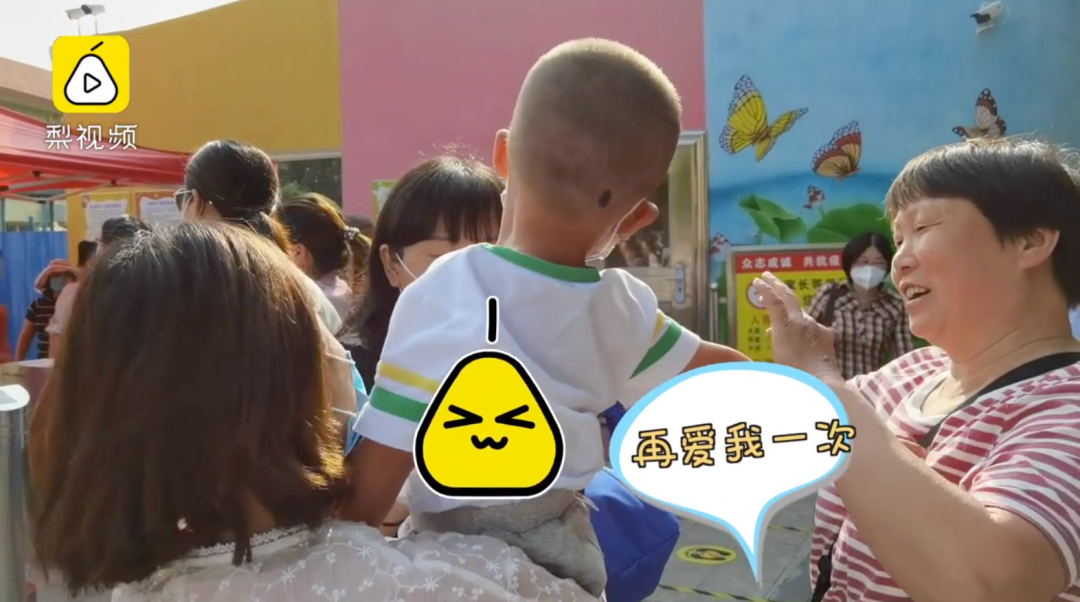 心疼又好笑！小朋友不想去幼儿园 老师连拖带拽扛进门：还想跑？