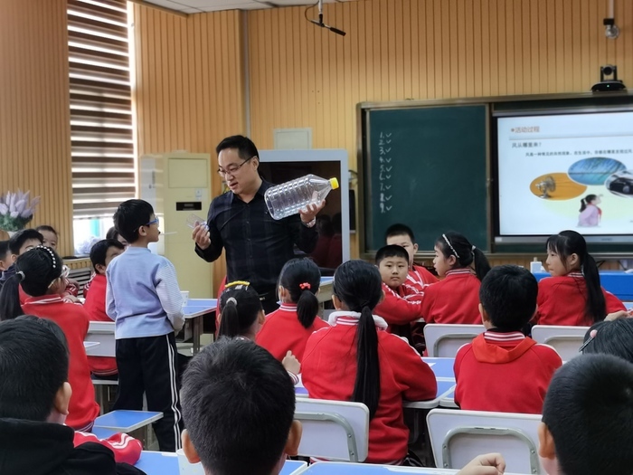 福泰小学开展“基于新课标下的思维型科学课堂”展示