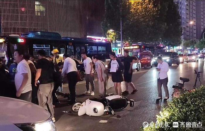 济南众人协力抬车救人，目击者：救人场面很震撼，很感动