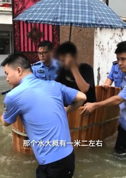 【乘风破浪】高考生坐澡盆被民警护送进考场，网友：这届考生太难了