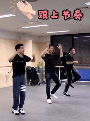 尼格买提|央视主持男团合体练劲舞，撒贝宁康辉小尼动作堪比广播体操