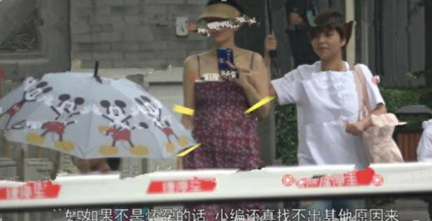 40岁章子怡怀二胎？小腹凸起明显走路像孕妇 网友等待真相