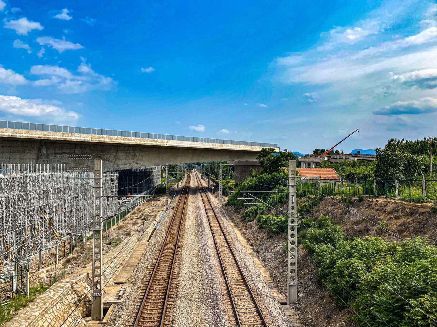 新台高速跨兖石铁路转体桥成功转体