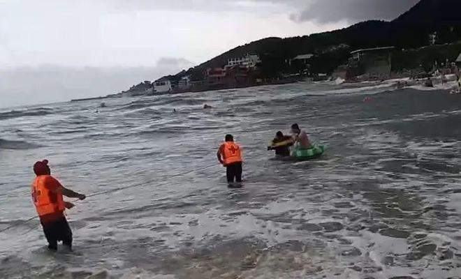 注意！这里8人被海浪卷进深海，所幸…