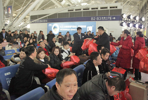 “暖流行动”！青岛市总工会欢送岛城建设者平安返乡