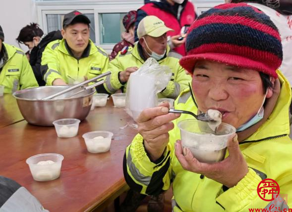 你们辛苦了！把热气腾腾的汤圆送给济南环卫工人