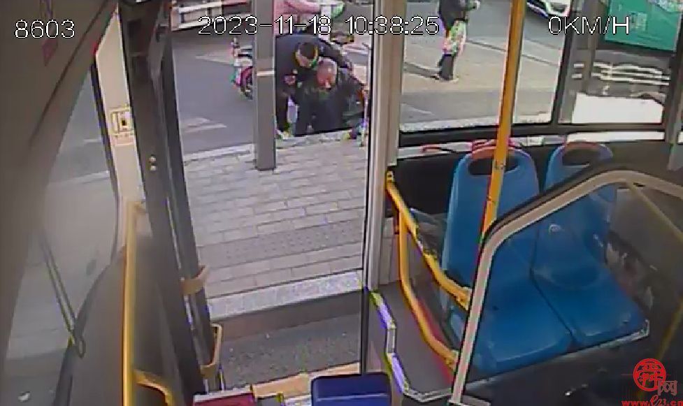 老人站台摔倒，济南公交驾驶员下车帮助