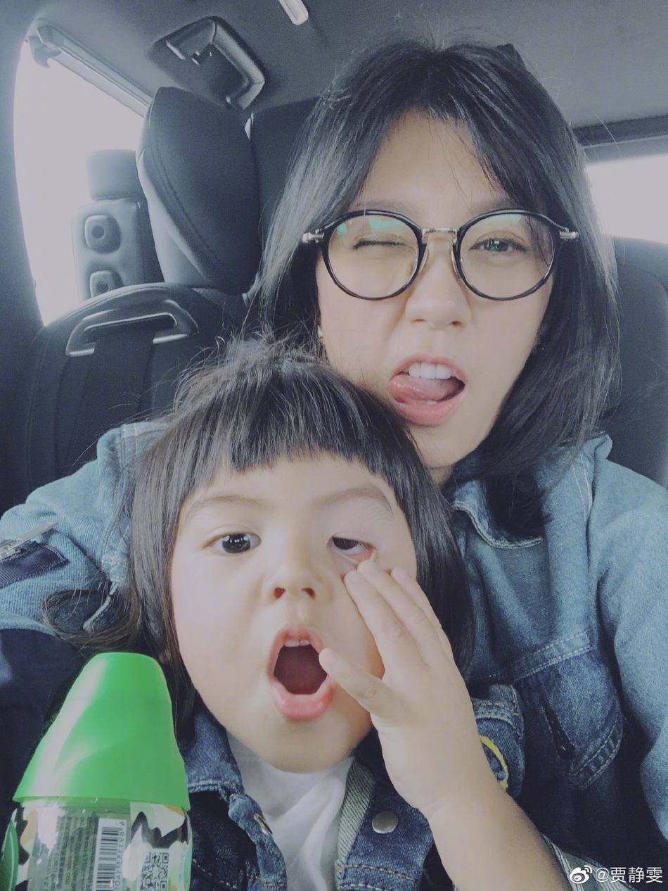 贾静雯母女同框游迪士尼 做鬼脸自拍温馨又搞笑