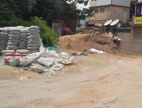 【啄木鸟在行动】天桥区黄岗路与北园高架路口向北200米路西沙土裸露