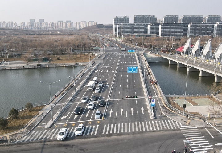 奥体西路北延跨小清河桥实现通车