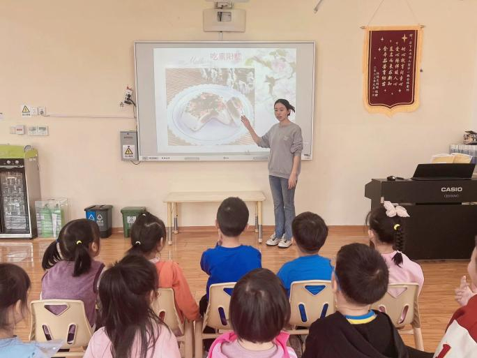 太治愈！“老小孩”走进幼儿园与萌娃共度重阳