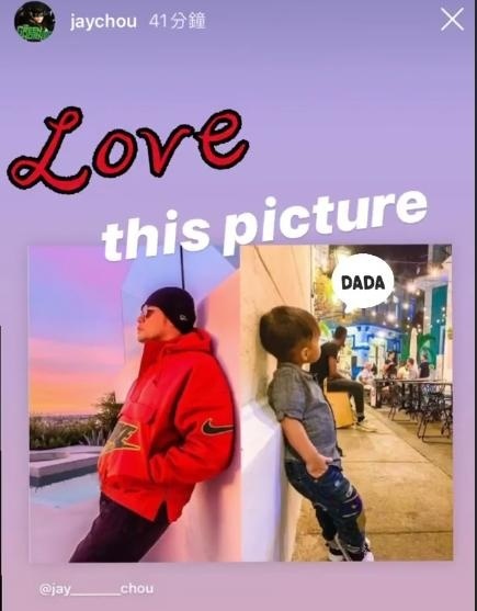 一张名片就遮半个脸！昆凌晒美照惹羡妒，大眼睛似芭比娃娃