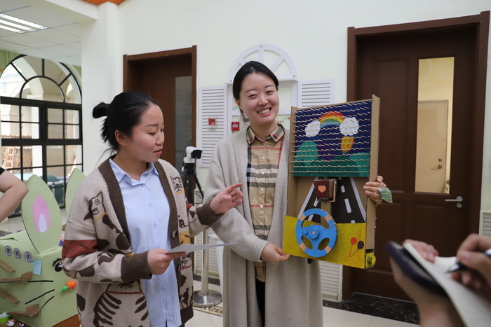 这所幼儿园的老师们动手自制玩教具，注重“多元素融合”