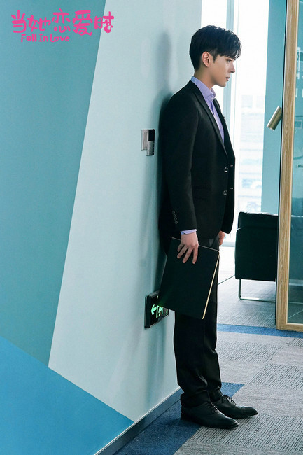 魏哲鸣《当她恋爱时》热播 霸道总裁也惹人心疼