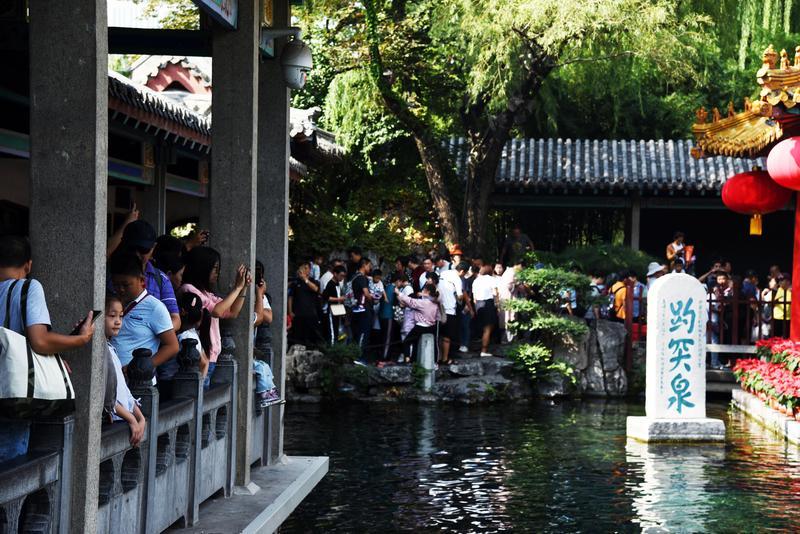 新华社镜头下的济南国庆假期：趵突泉景区游人如织