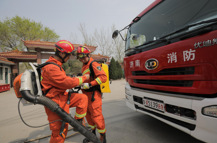 清明祭扫重安全 消防演习保平安