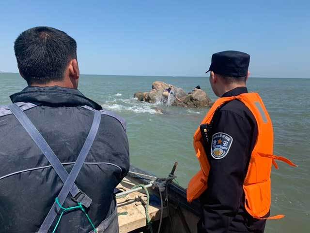 女子在青岛海边散心被困礁石 民警驾船出海救回