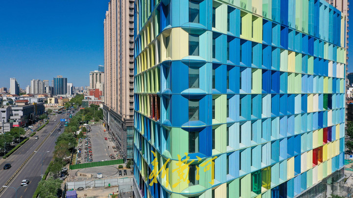 济南街头这个三角形星空大楼火了，楼身共有25种颜色