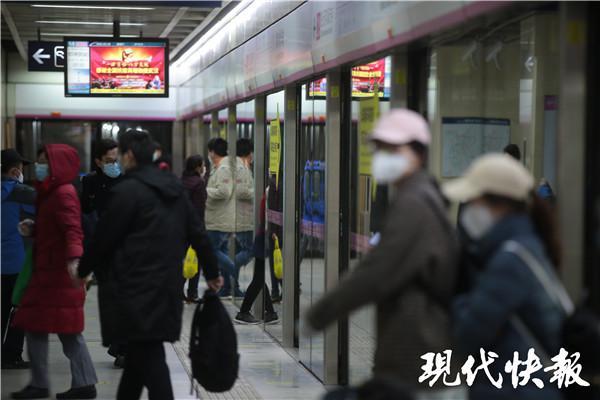 武汉地铁归来！90后司机见证昔日末班车今日首班车