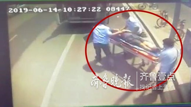 老人浑身冒虚汗还呕吐 所幸公交车上遇到一群热心人