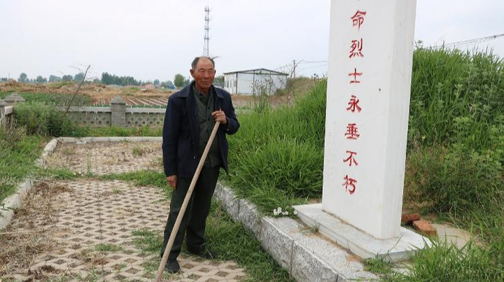 子承父业、代代相传，山东这位老人义务守护2位无名烈士墓60余载