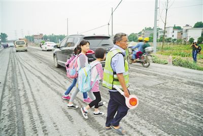 江西：70岁老人10年护送学生过马路超40万人次 