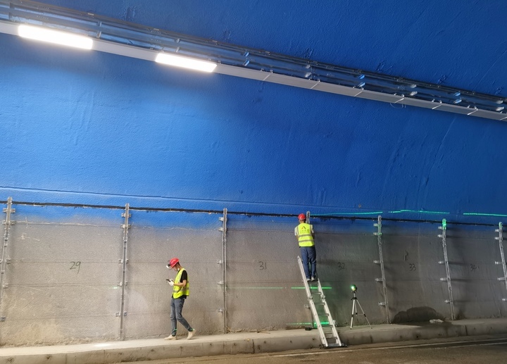 开元隧道拱顶开始大面积喷涂“泉之蓝”，济南将新添梦幻蓝隧道