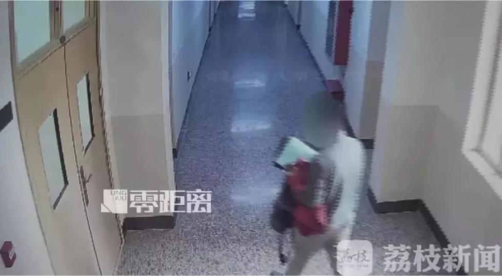 丢人！考博男子伪装成学生 尾随高校女生如厕疯狂偷拍