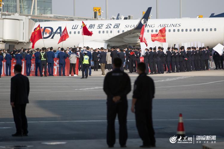 鲜花，祝福标语 民众自发机场欢迎英雄回家