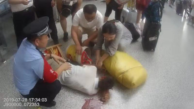 山东曲阜男子候车时吐血晕倒，众人合力紧急救助