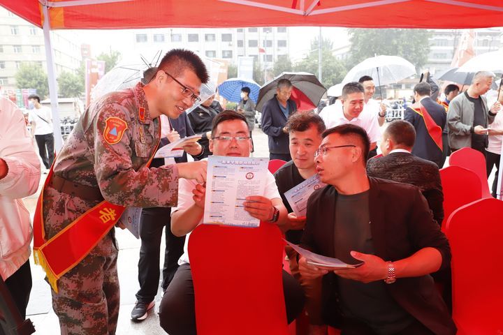 “爱我国防长城—2023”国防教育知识竞赛颁奖仪式暨国防动员宣传教育活动在市中区万达广场举行