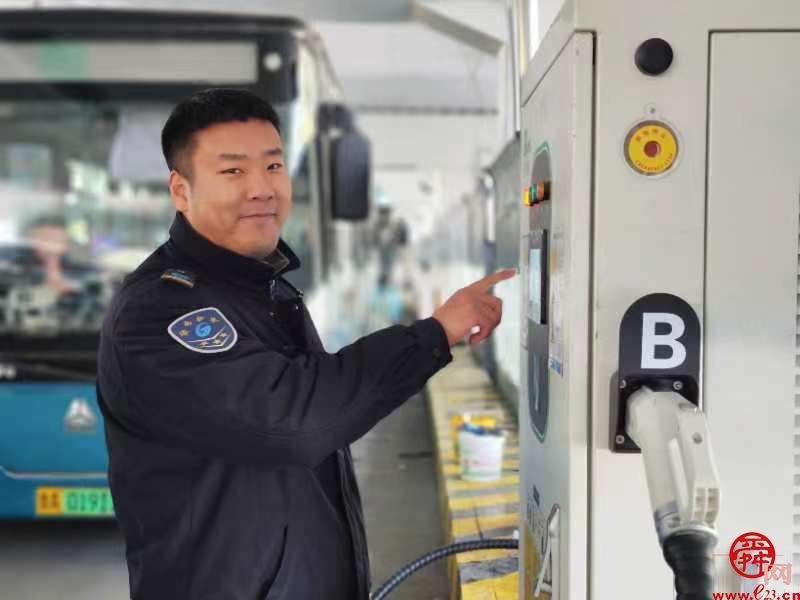 首次握上充电枪，绿色出行献力量一一济南公交集团南部公司山东剧院场站充电桩正式启用