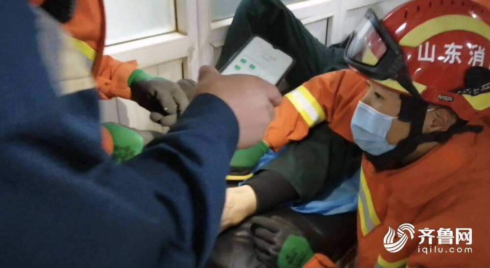 济宁一男子脚掌被钢板卡住 消防员8分钟解救大拇指