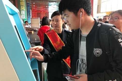 济南广场汽车站“五一”客流高峰开启