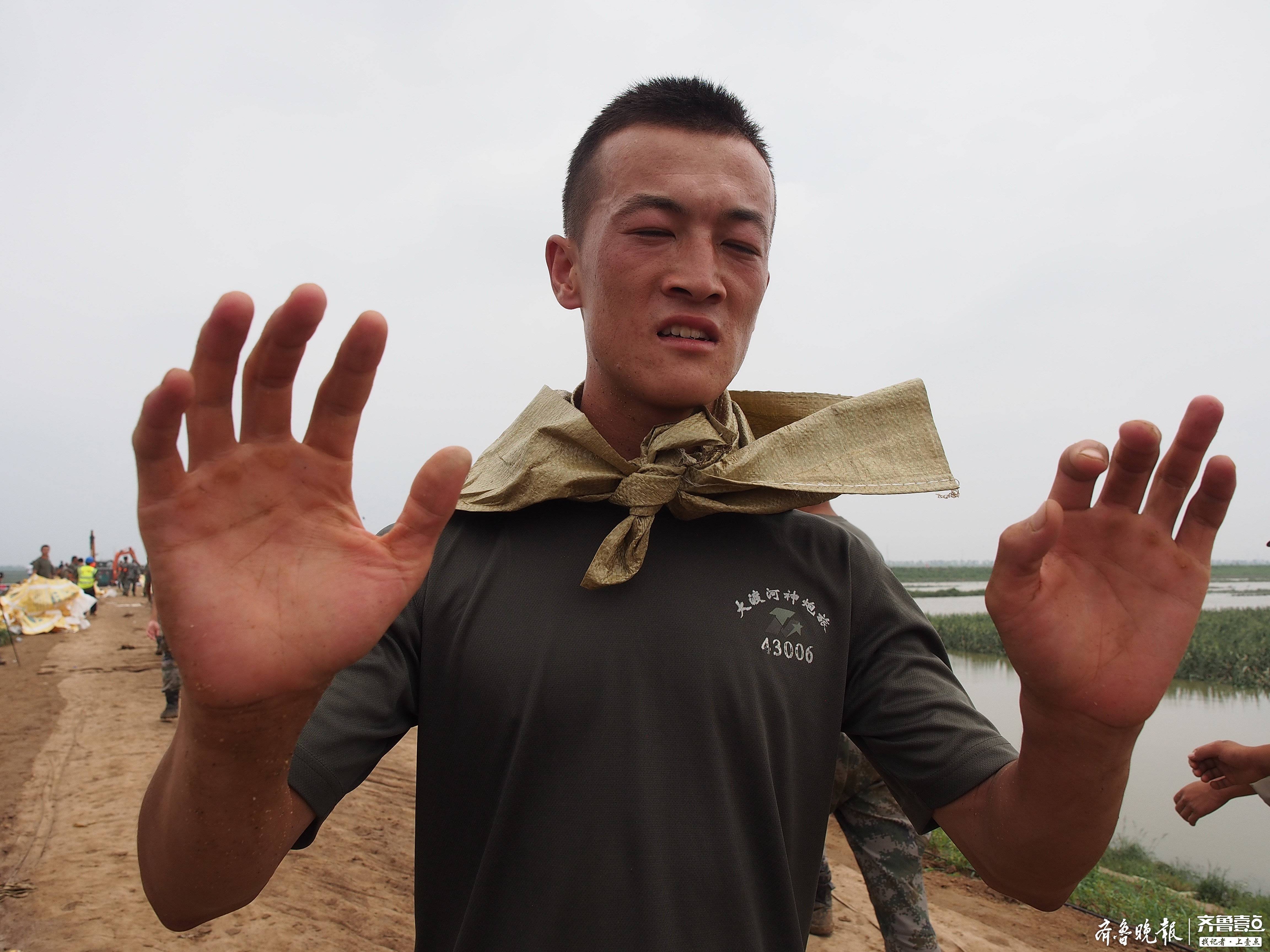 半天背一吨沙袋！寿光张僧河救援现场他们有最坚硬的脊梁！