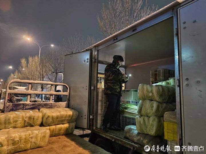 凌晨四点的济南匡山大市场:一场暴雪与烟火气的较量