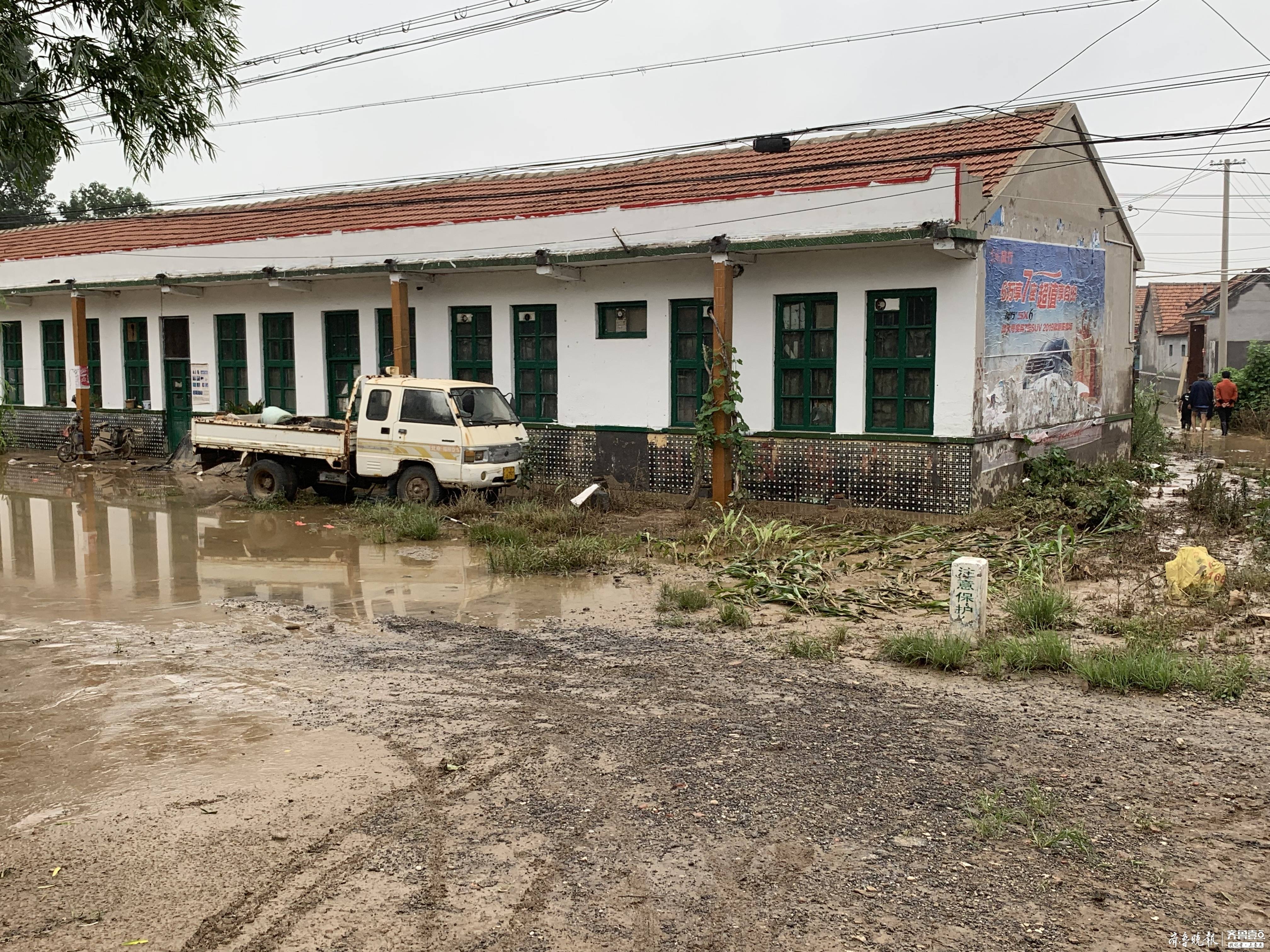 记者实地探访寿光营里镇：积水逐渐退去，有村民开始回家整理物品
