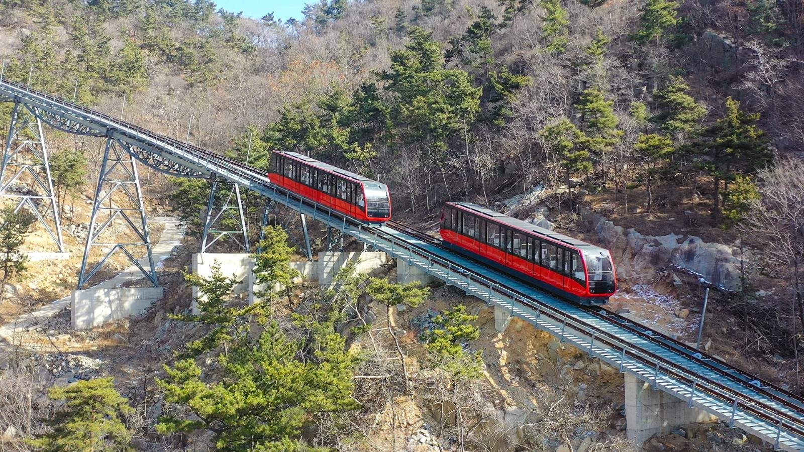 亚洲最长！山东首条“红色山口列车”开进沂蒙山景区