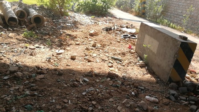 【啄木鸟在行动】槐荫区大杨旧货市场附近高架桥沿线垃圾裸露