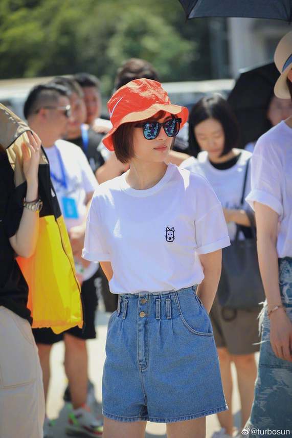 造型|孙俪新戏开机生图曝光 齐耳短发筷子腿满满少女感
