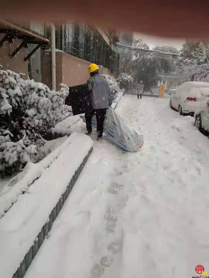 落雪无声心中有安 风雪中济南水务人变身“最燃网红”守护百姓安宁